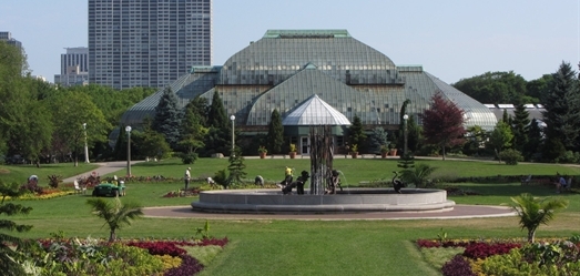 Lincoln Park Conservatory exterior with fountain and gardens.